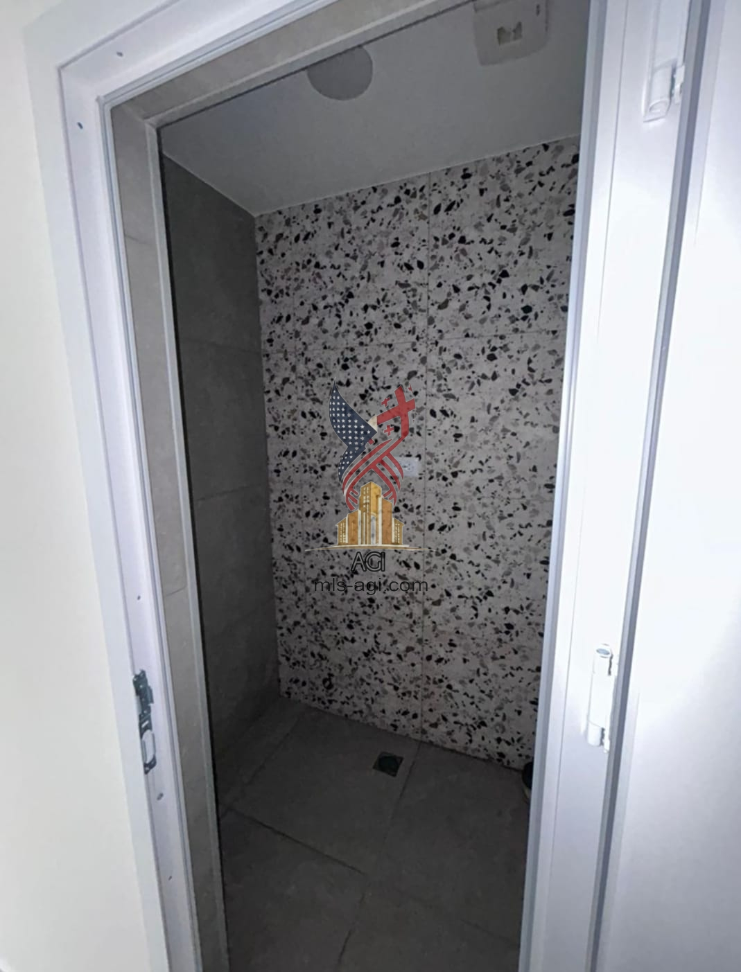 Commercial Room for Long-Term Rent – Ideal for Salon, Office, or Shop (6)